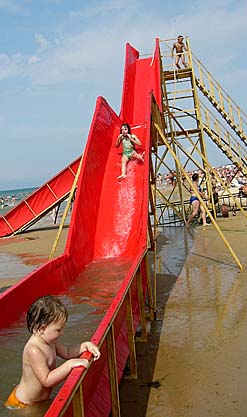 Анечка доравлась-таки до водяной горки (50 рублей за 15 минут)